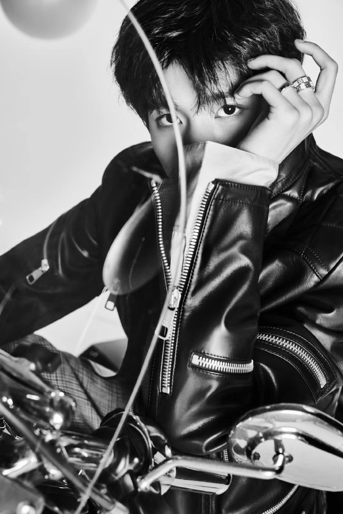 王源黑皮衣搭格纹裤飒爽有型 变身机车少年眼神坚毅有力