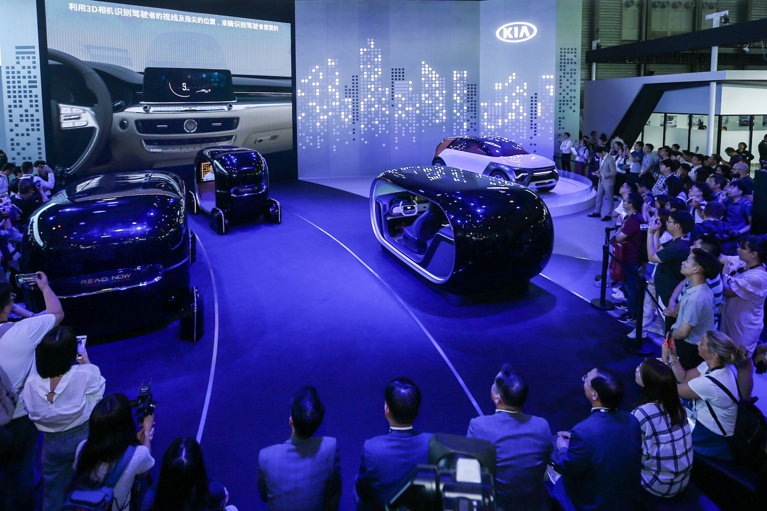 ces asia上起亚展示: 汽车对人的情意