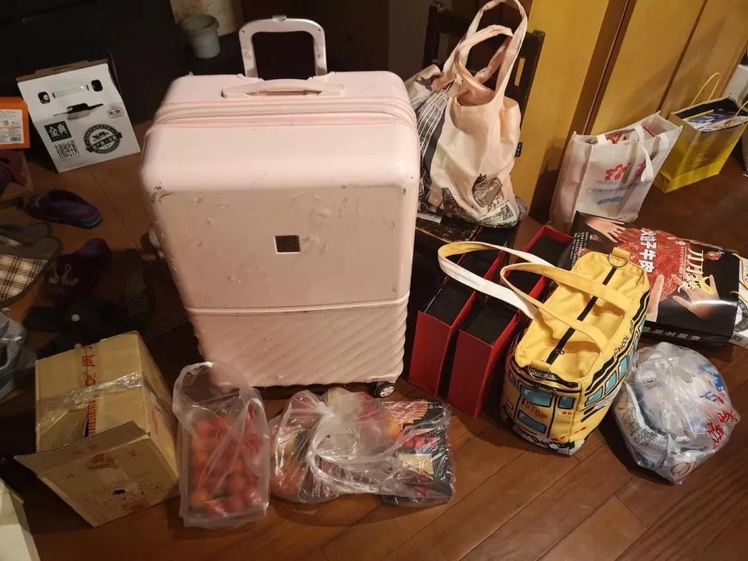 到家啦辣友园园的行李箱里装了半个四川的特产