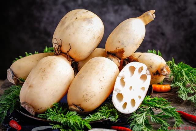 为鄂拼单市委书记洪湖岸边直播煲藕汤2000万网友观看下单45万份