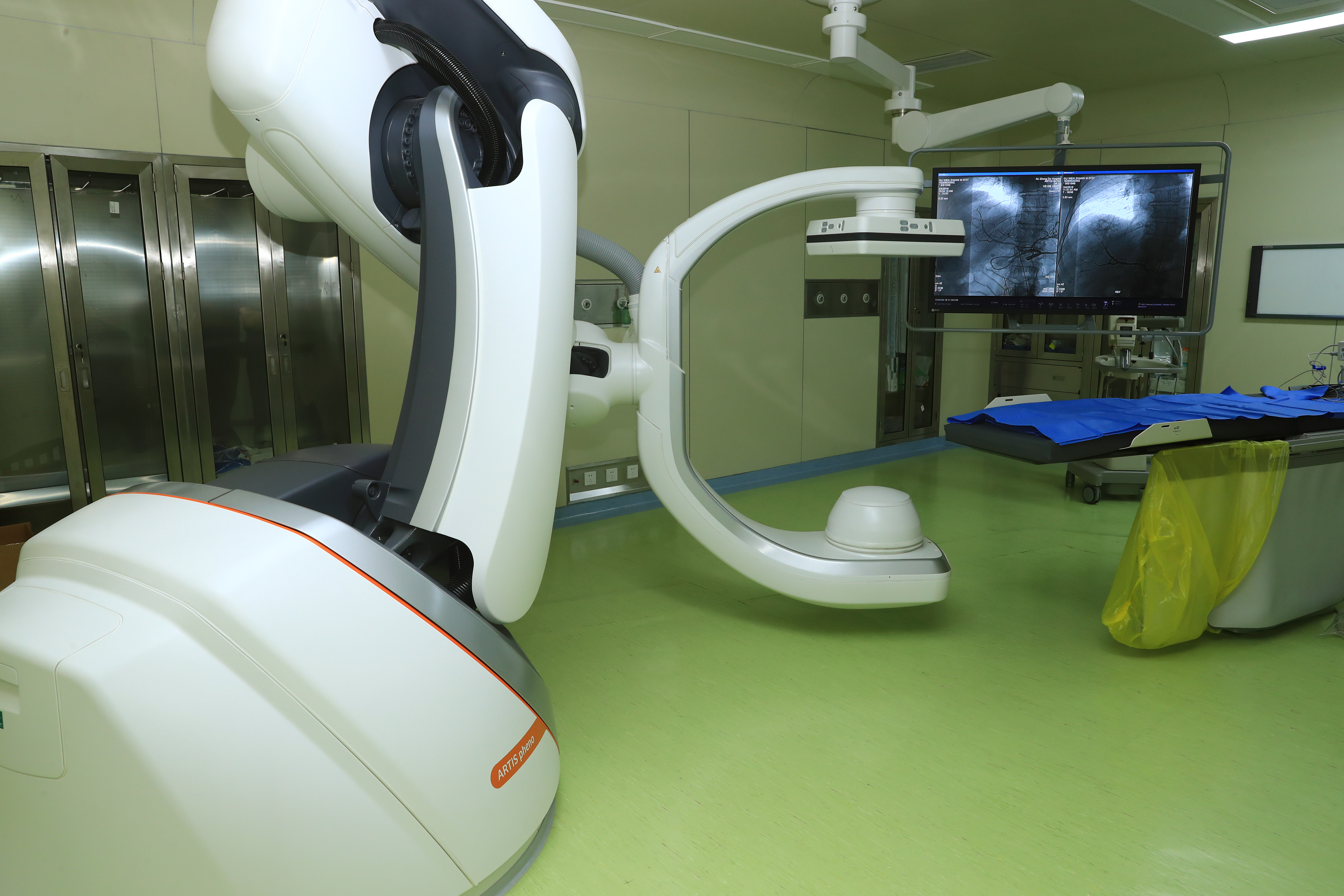 透视外周血管只需4秒南京首台最新型介入手术机器人在中大医院投入