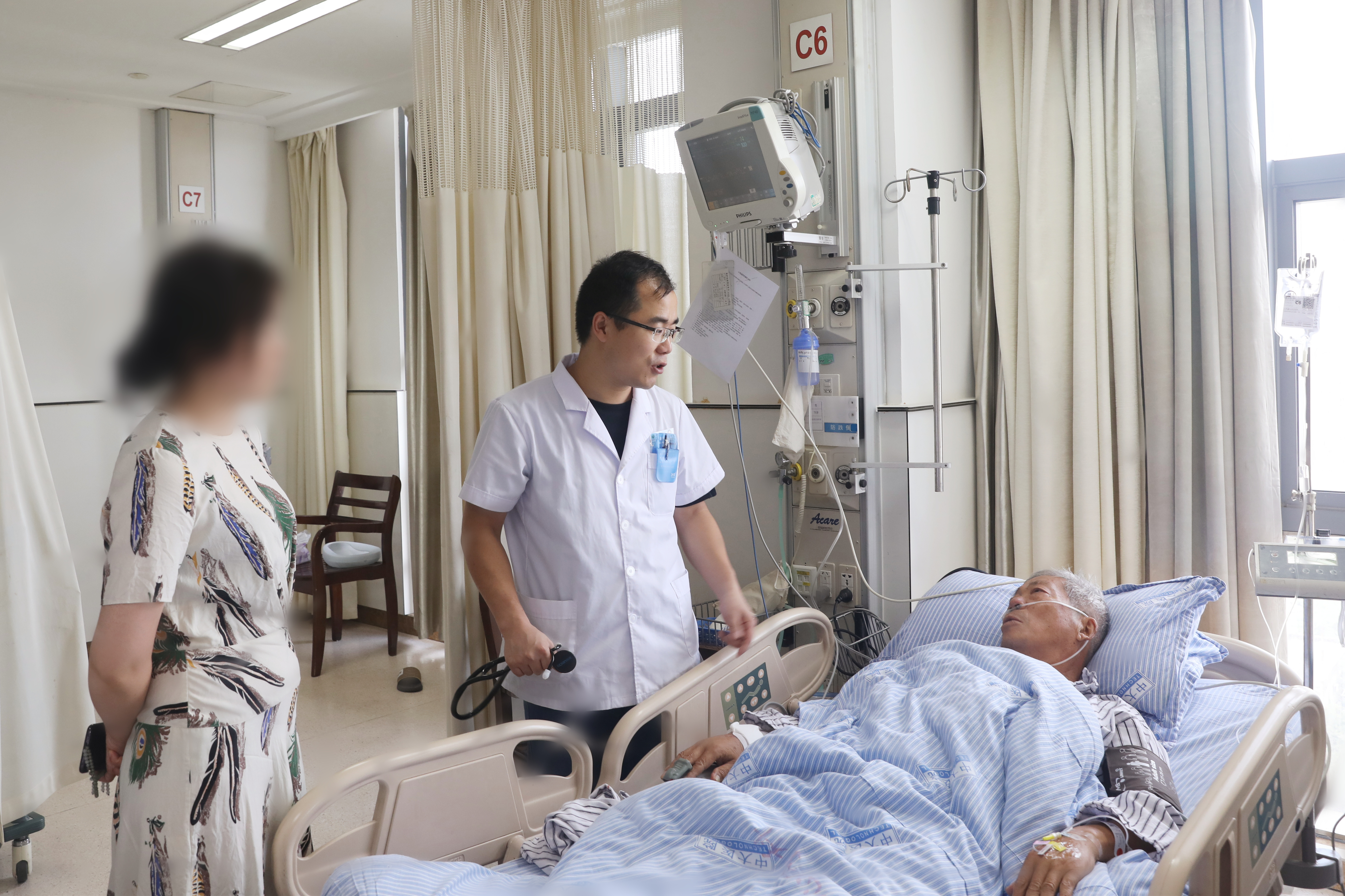 老人突发心梗晕倒在医院 医护合力抢救上演"生死时速"