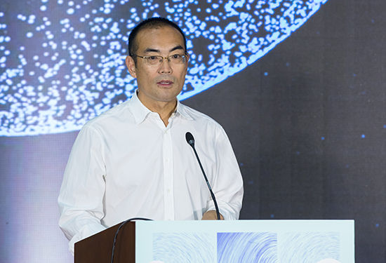 韩松林为大头马颁奖汪兴国为郑执颁奖范小青为张天翼颁奖徐宁为王占黑