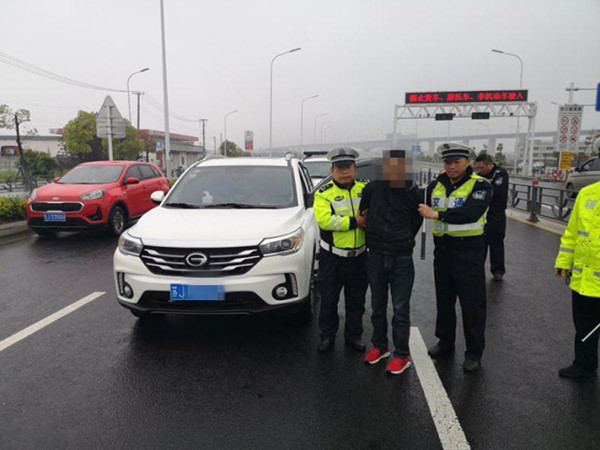 网逃驾车流窜 高速交警设卡成功拦截