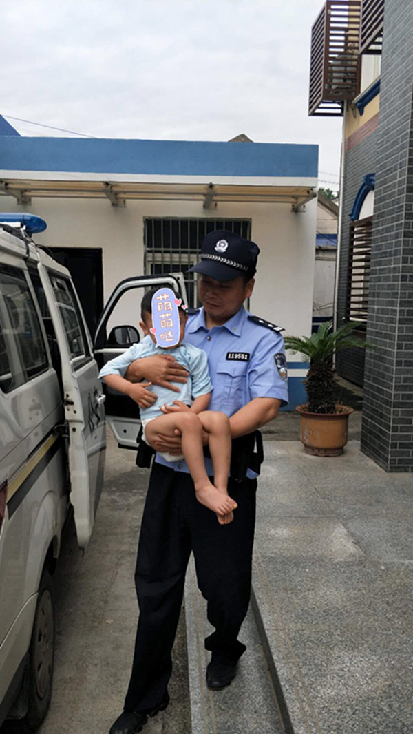 3岁幼儿穿尿不湿独自赤脚逛马路民警赶到现场咱们认识