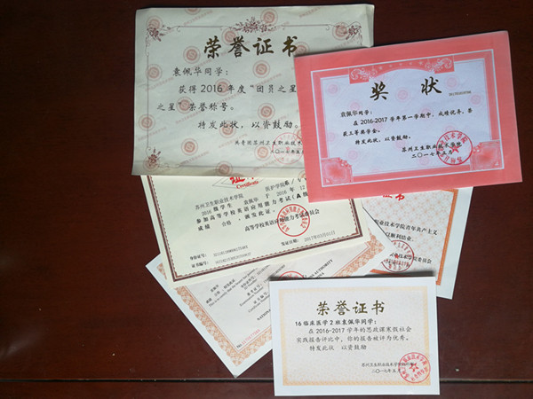 用绳捆住自己学操作 镇江"张海迪"袁佩华 拿到了医学院毕业证书