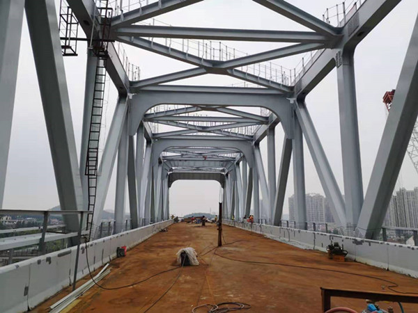 为保持稳定性,工程技术人员预先拼装钢桁梁前40米桁架及导梁,向前拖拉