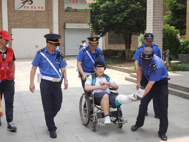 腿受伤的"小胖子"拄拐参加中考,护考城管把他抬上二楼