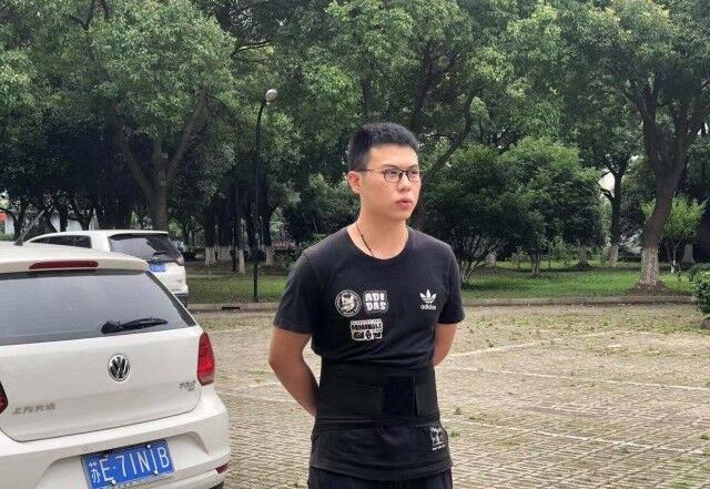 【暖新闻】苏科大学子协警勇擒偷车贼 扬州警方颁发"见义勇为奖"