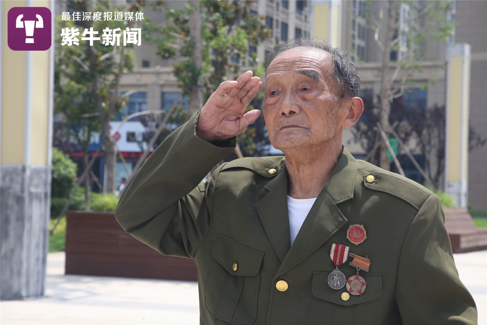 90岁老兵穿上军装,参加了一场一个人的升旗仪式