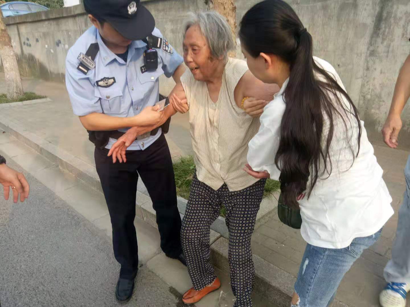 接连两位老人中暑,民警市民合力救助