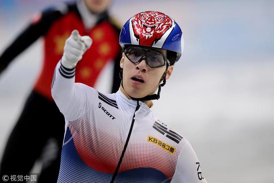 短道速滑世锦赛最后一天,韩国选手黄大宪终于因为犯规被取消了成绩,这