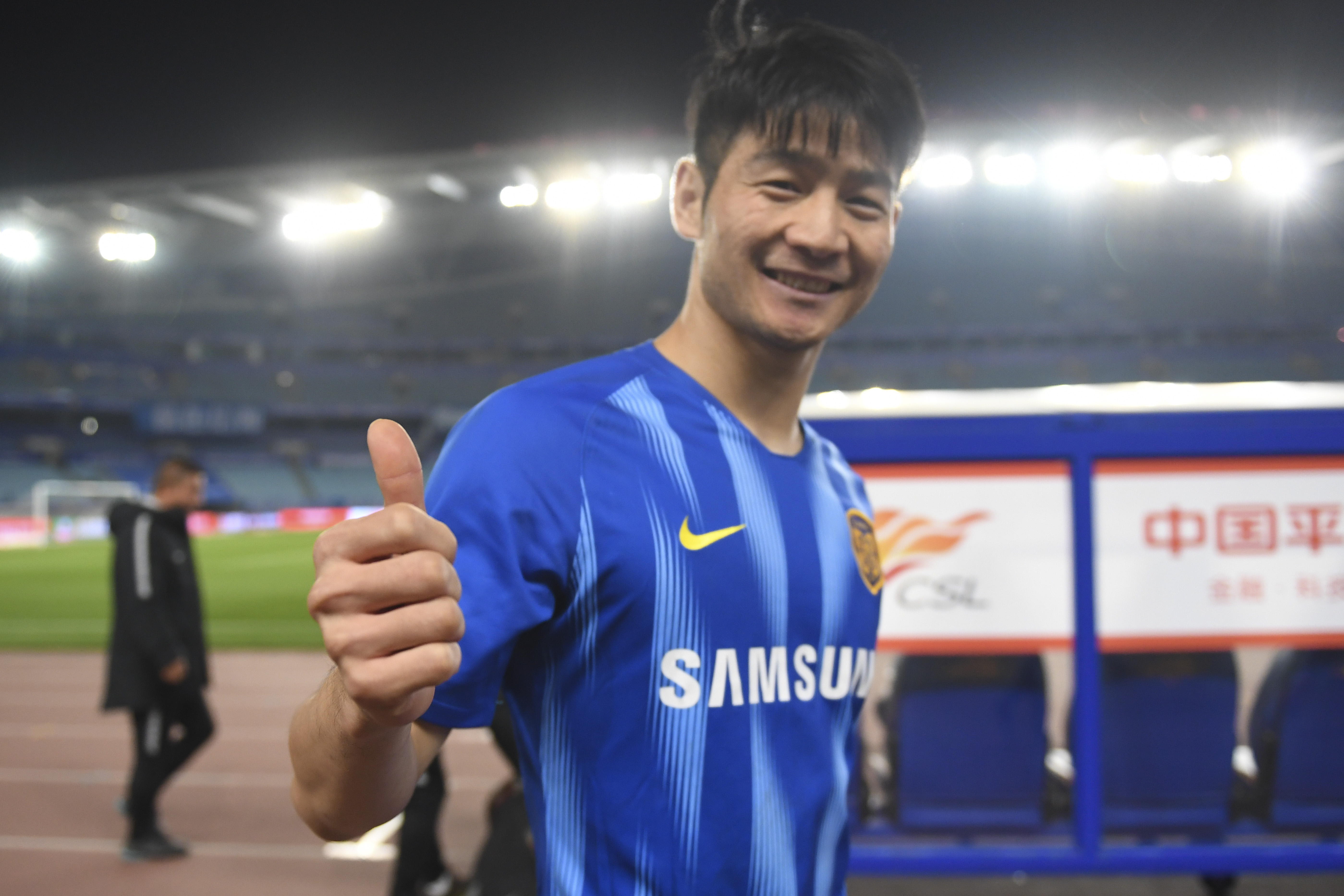 而海报那名只露出背影的苏宁球员,被球迷一眼认出是吉翔的原型.