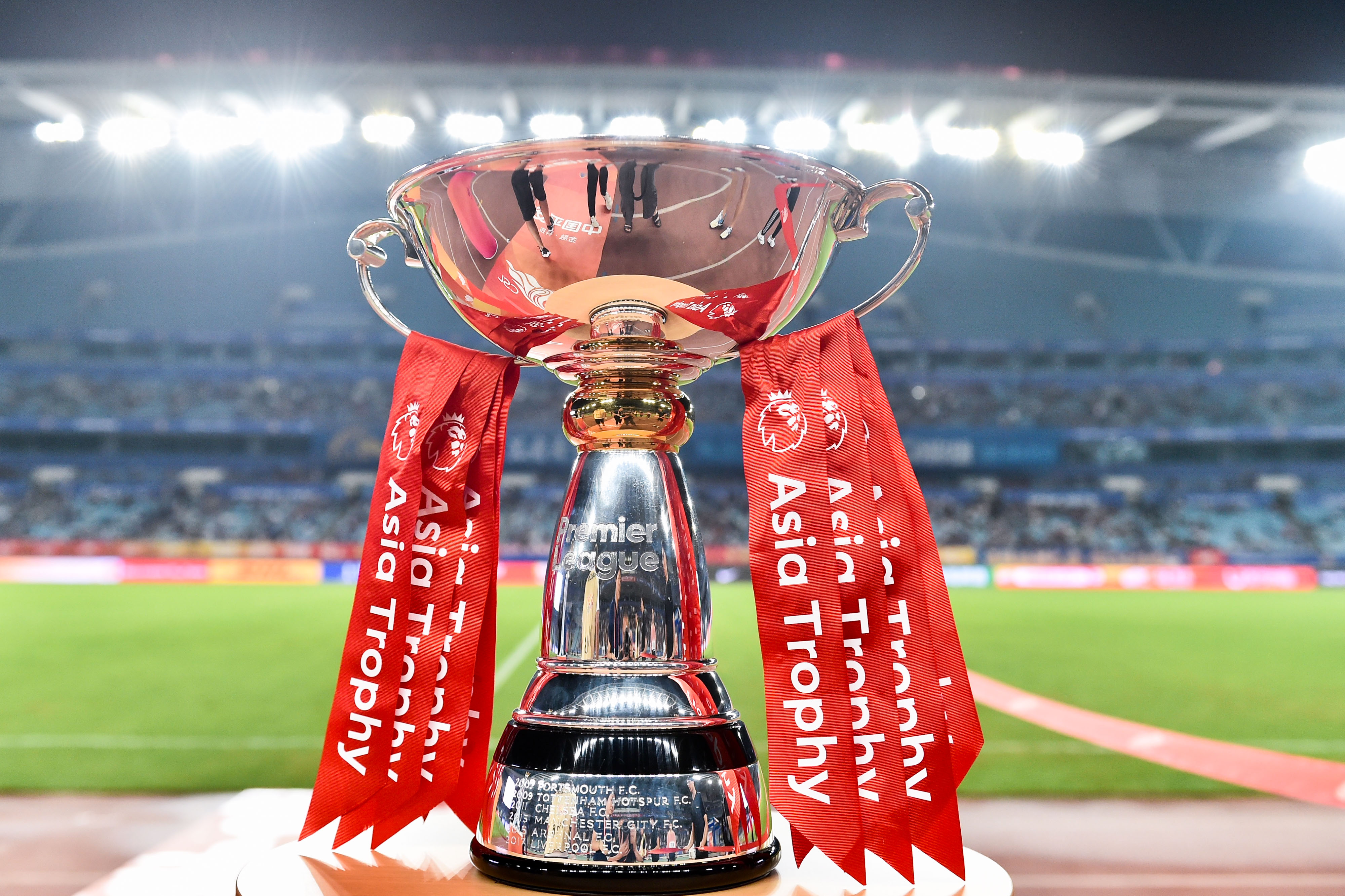 中超英超相约南京奥体 三大奖杯携手亮相