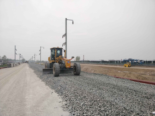 宝应段将于5月中旬率先由董集铺轨基地(位于连云港市)铺设首轨,计划5