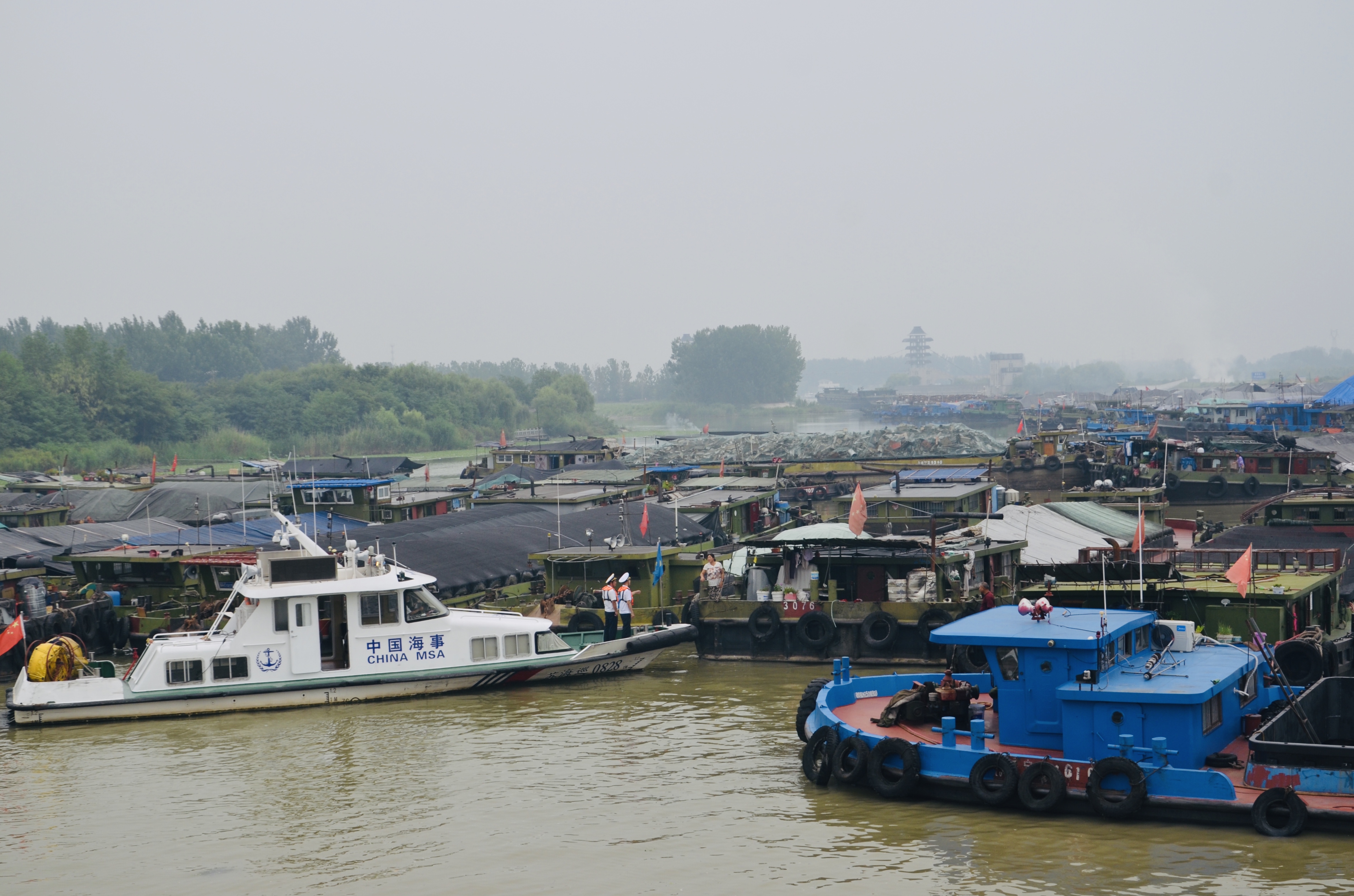 淮安船闸船舶积压超5000艘,海事送水收垃圾为船民解困