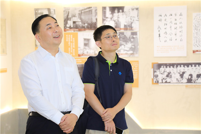 国研智库总裁张诗雨(左)一行参观新华日报报史馆(刘莉摄)